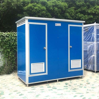 Prefabrykowana mobilna łazienka dla wielu graczy na zewnątrz z prądem, wodociągami i izolacją
